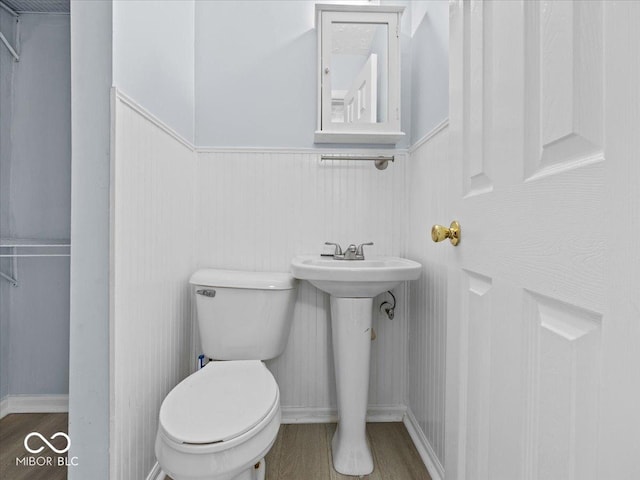 7422 E 33rd St, Indianapolis, IN 46226 - bathroom featuring wood finished floors and a wainscoted wall
