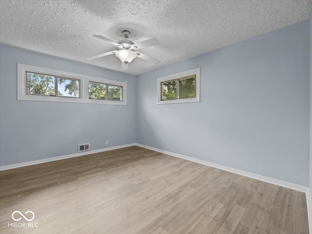 7422 E 33rd St, Indianapolis, IN 46226 - unfurnished room with light wood finished floors, ceiling fan, and a textured ceiling
