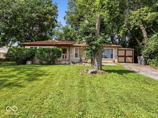 7422 E 33rd St, Indianapolis, IN 46226 - ranch-style house featuring a front lawn and a chimney