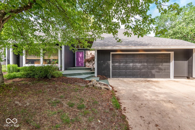 2608 S Trotters Run, Bloomington, IN 47401 - view of front facade with roof with shingles and a garage