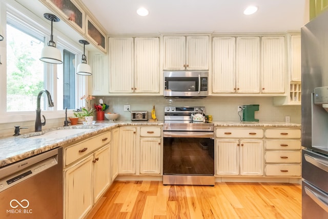 2608 S Trotters Run, Bloomington, IN 47401 - kitchen featuring stainless steel appliances, light wood-style flooring, decorative backsplash, decorative light fixtures, and recessed lighting