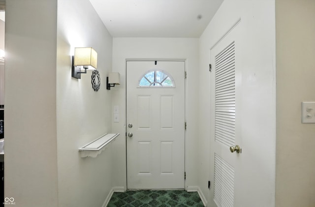 4340 Ashbourne Ln, Indianapolis, IN 46226 - entryway with baseboards