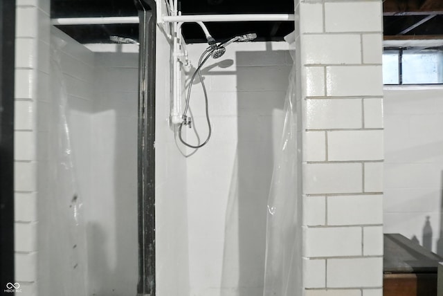 4340 Ashbourne Ln, Indianapolis, IN 46226 - full bathroom featuring a shower with curtain