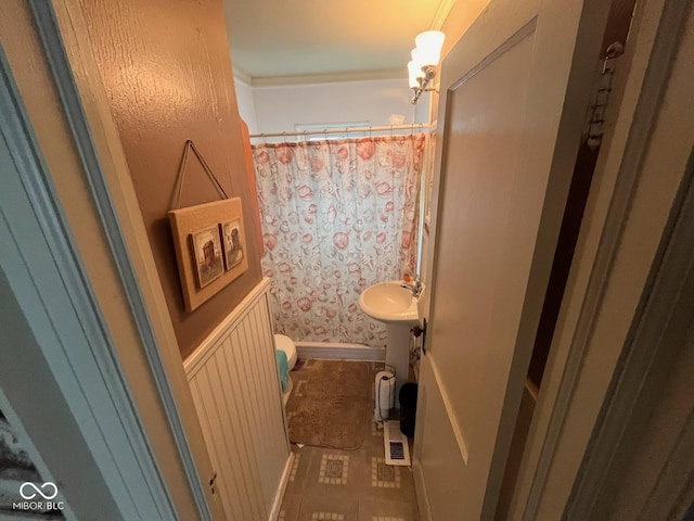 111 S Jefferson St, Brownsburg, IN 46112 - bathroom featuring a shower with shower curtain, a chandelier, and crown molding