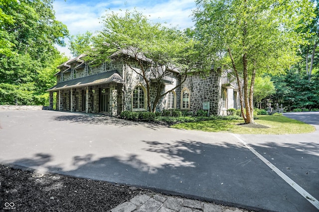 11557 Willow Springs Dr, Zionsville, IN 46077 - view of side of property with stone siding