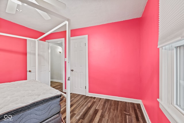 1739 Caldwell Pl, Columbus, IN 47201 - bedroom featuring wood finished floors and a ceiling fan