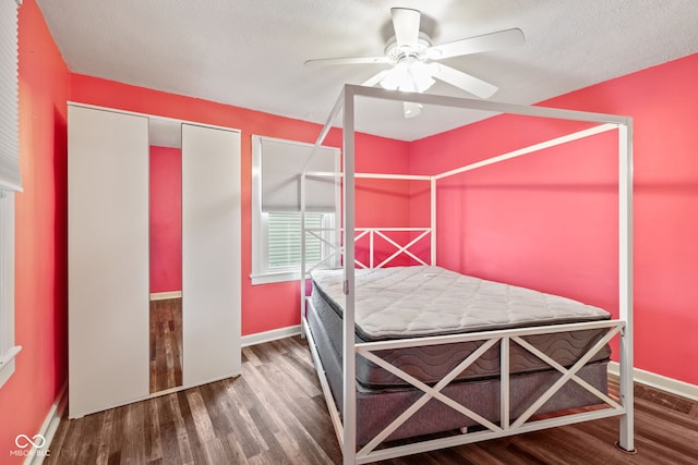 1739 Caldwell Pl, Columbus, IN 47201 - bedroom featuring wood finished floors, a closet, a ceiling fan, and a textured ceiling