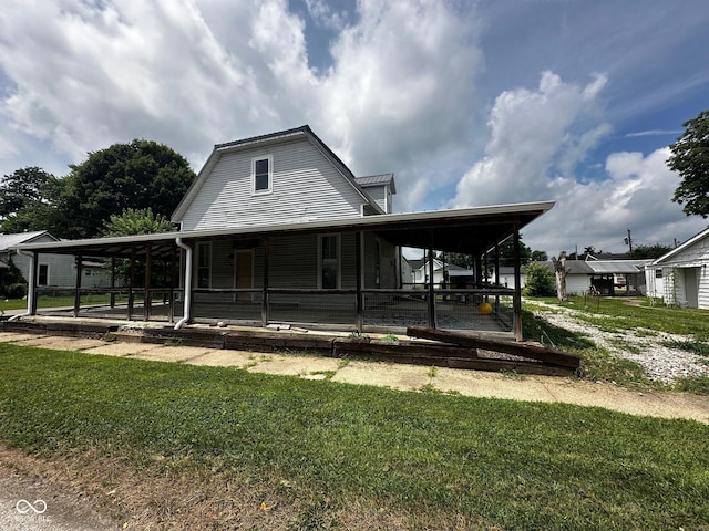 209 N Middle St, Spencer, IN 47460 - view of front of home with a front yard and a gambrel roof