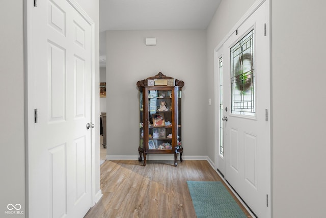 2421 Creek Bank Dr, Columbus, IN 47201 - foyer featuring wood finished floors and baseboards