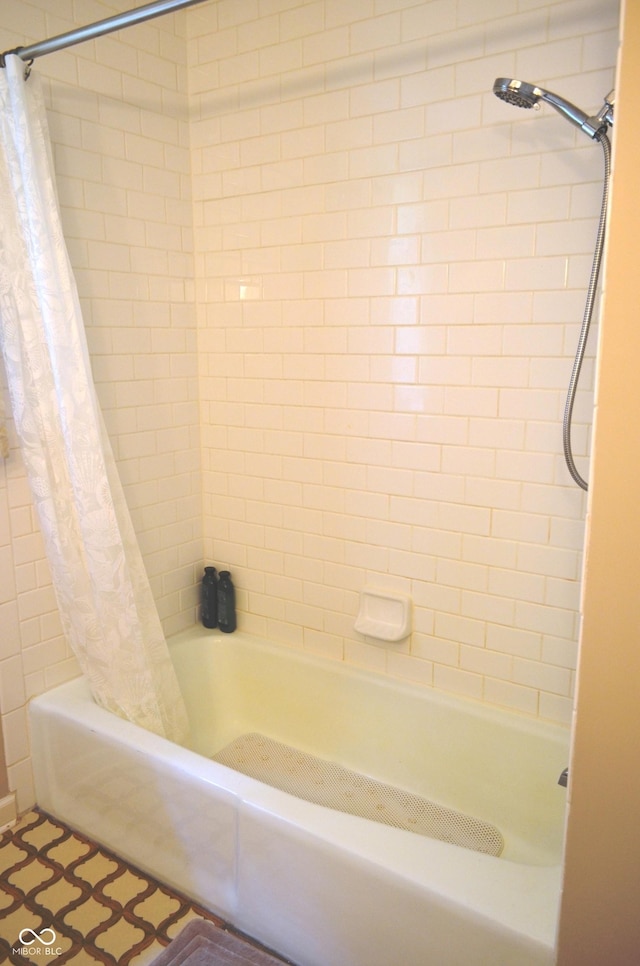 3115 E 400 S, Anderson, IN 46017 - full bath with shower / tub combo with curtain