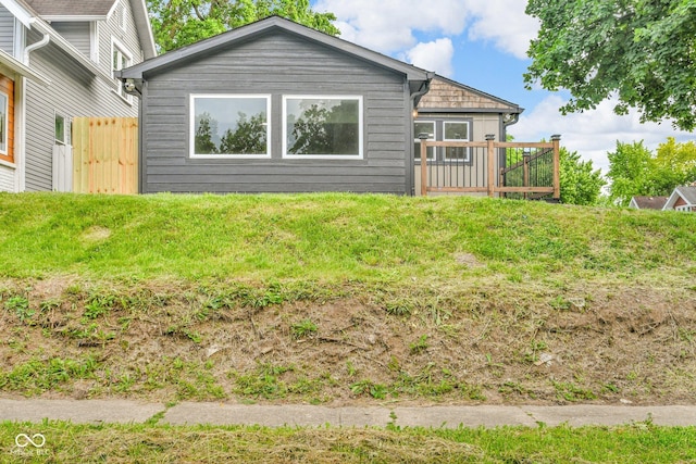 1555 N Dearborn St, Indianapolis, IN 46201 - back of house with a yard