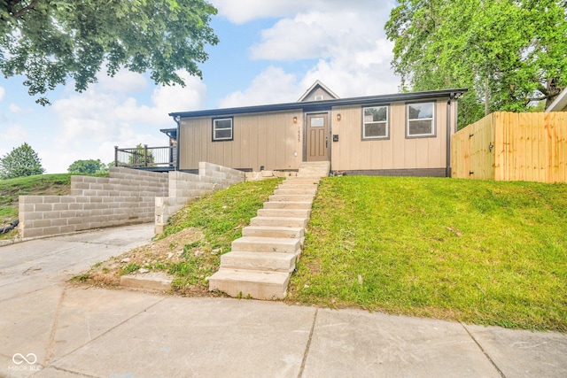 1555 N Dearborn St, Indianapolis, IN 46201 - view of front of home with stairs