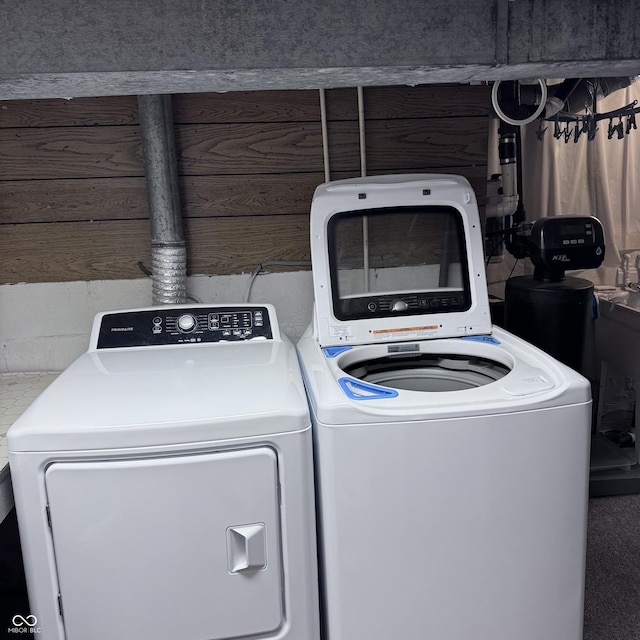 206 W 2nd St, Greensburg, IN 47240 - laundry room with washer and clothes dryer