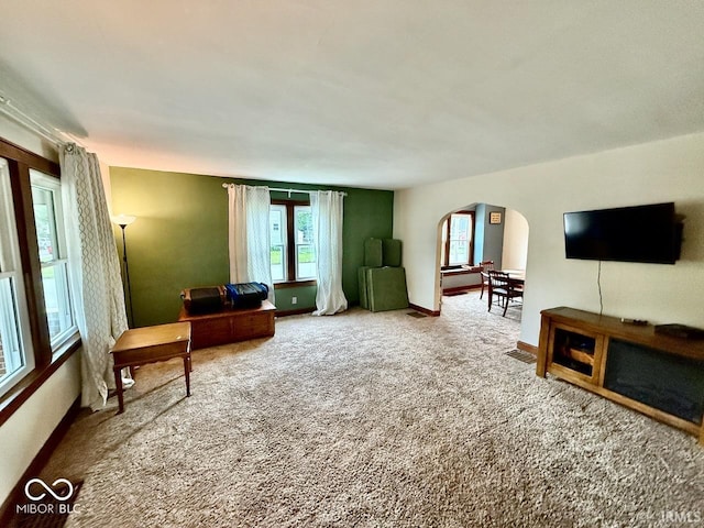 313 S Brittain Ave, Muncie, IN 47303 - carpeted living room featuring arched walkways and baseboards