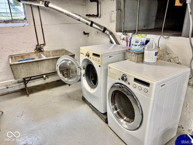 313 S Brittain Ave, Muncie, IN 47303 - laundry area with washing machine and clothes dryer