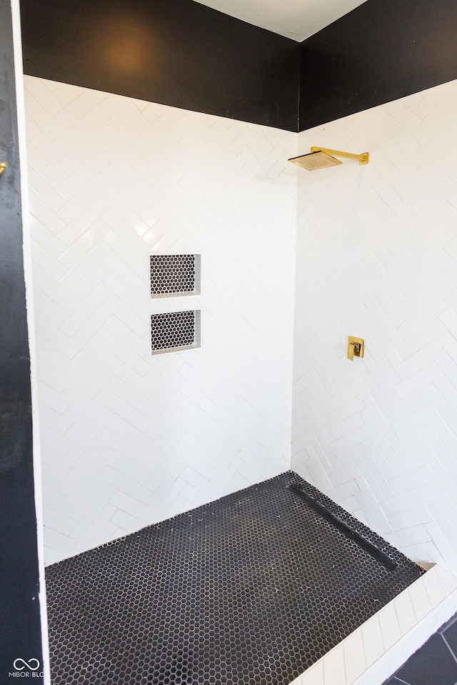 7493 W Lane Rd, Mccordsville, IN 46055 - bathroom view of a tile shower
