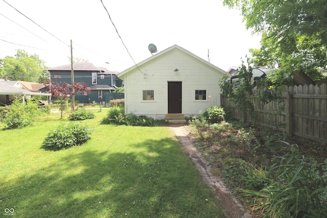 611 E Wabash Ave, Crawfordsville, IN 47933 - back of house with entry steps