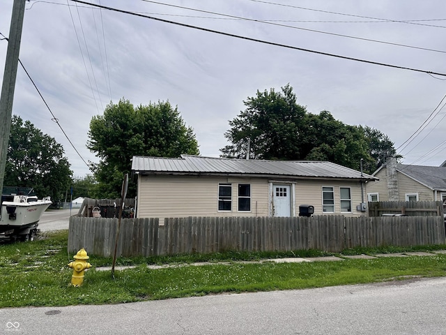 859 Myrtle Ave, Frankfort, IN 46041 - bungalow-style home featuring a fenced front yard and a metal roof