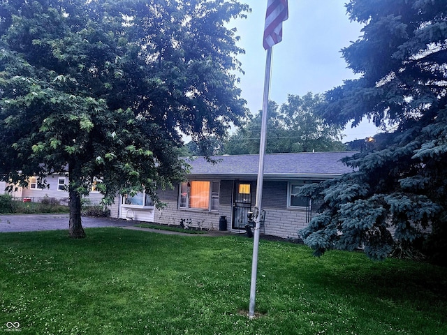 9470 N Old Port Royal, Martinsville, IN 46151 - view of front of property featuring a front lawn