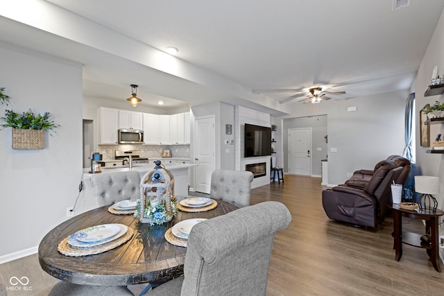 2733 Lamar Dr, Whitestown, IN 46075 - dining area featuring light wood finished floors, ceiling fan, and recessed lighting