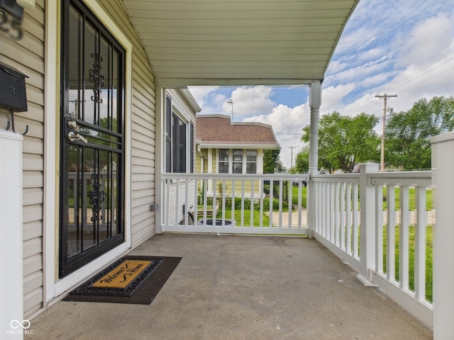 4025 Main St, Anderson, IN 46013 - view of patio / terrace