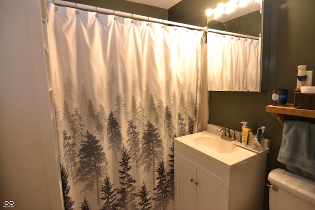 2616 Jackson St, Anderson, IN 46016 - full bath with vanity and a shower with curtain