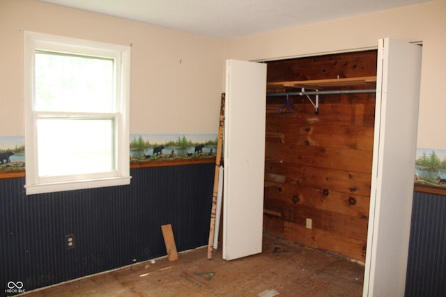 515 Hawthorne Ave, Anderson, IN 46011 - unfurnished bedroom featuring a closet