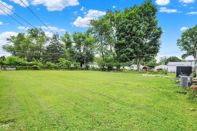 818 Vasbinder Dr, Chesterfield, IN 46017 - view of green lawn