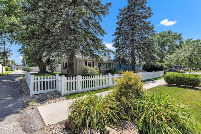 917 W Busby St, Lebanon, IN 46052 - view of front of property featuring a fenced front yard