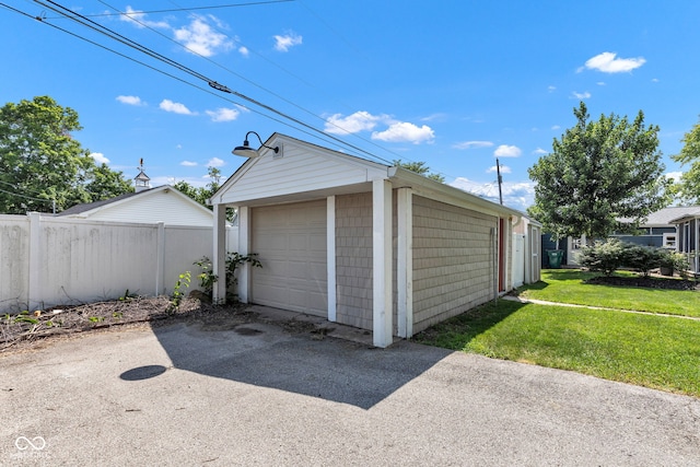 917 W Busby St, Lebanon, IN 46052 - detached garage featuring asphalt driveway