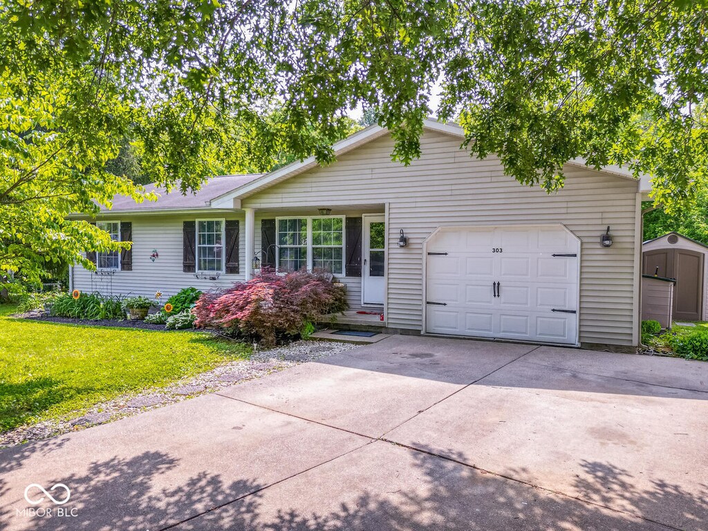 303 W Blackfoot Dr, Ellettsville, IN 47429 - photo 1