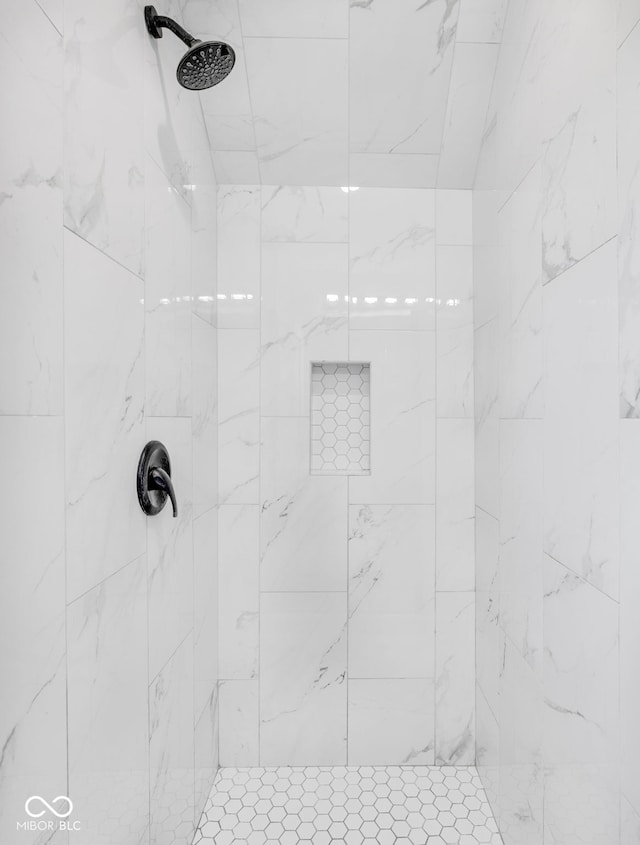 3035 Guilford Ave, Indianapolis, IN 46205 - bathroom featuring tiled shower
