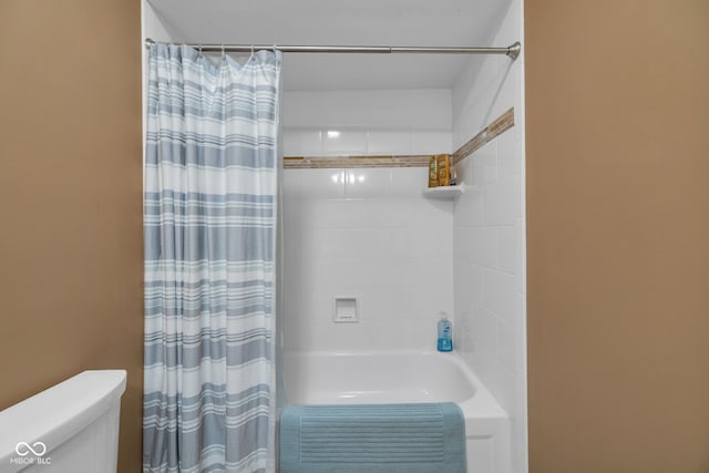 8525 Winding Ridge Rd, Indianapolis, IN 46217 - full bath featuring toilet and shower / tub combo with curtain
