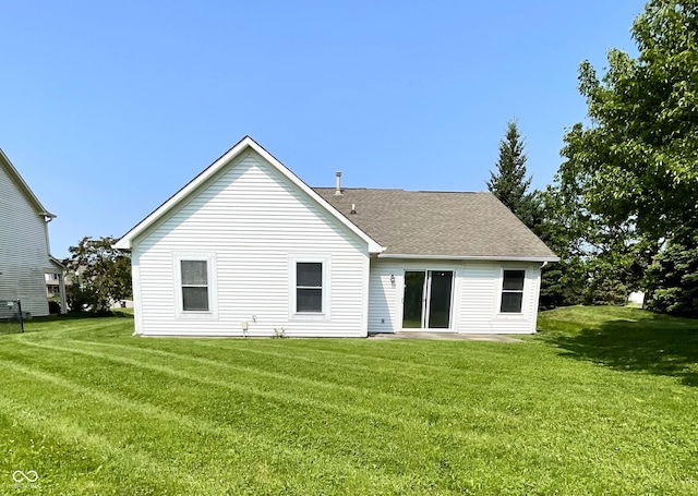 1173 Carlton Ct, Greenwood, IN 46143 - back of property featuring a lawn and a shingled roof
