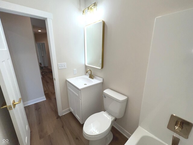 4726 Deacon Ln, Indianapolis, IN 46237 - bathroom with wood finished floors, vanity, and a bathtub