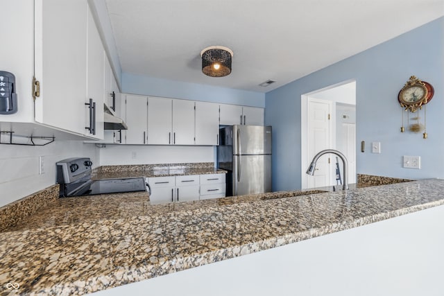 8158 Shorewalk Dr Unit F, Indianapolis, IN 46236 - kitchen with electric range oven, freestanding refrigerator, a peninsula, under cabinet range hood, and dark stone countertops