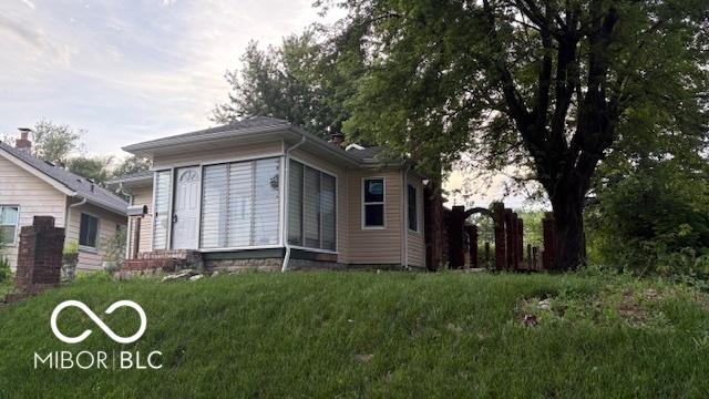 252 Ringwood Way, Anderson, IN 46013 - rear view of property featuring a yard