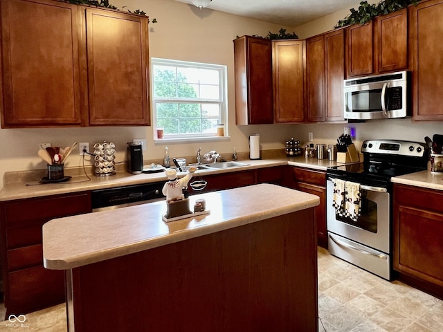 13859 Keams Dr, Fishers, IN 46038 - kitchen featuring stainless steel appliances, a kitchen island, and light countertops