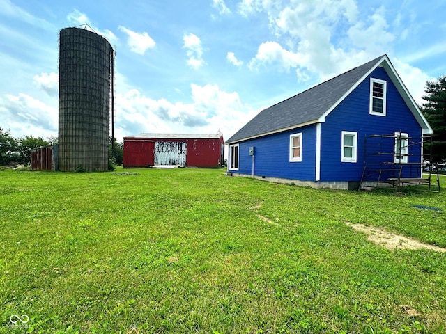 1842 S 850 E, Crawfordsville, IN 47933 - view of side of home featuring a yard, an outbuilding, and roof with shingles