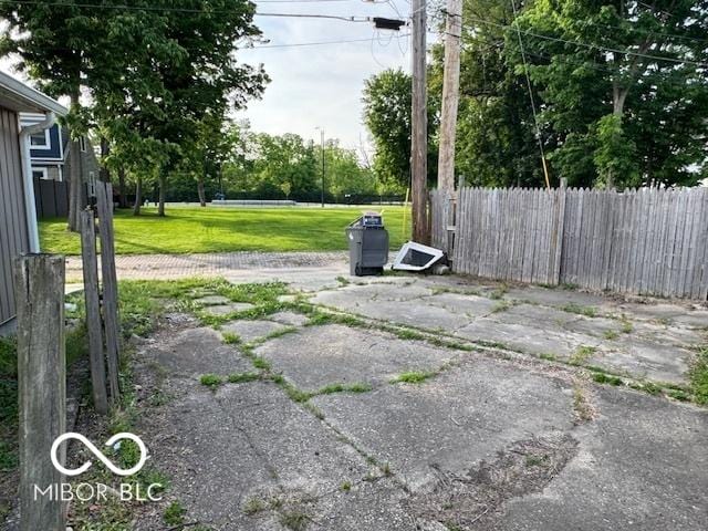 2830 Guilford Ave, Indianapolis, IN 46205 - view of yard