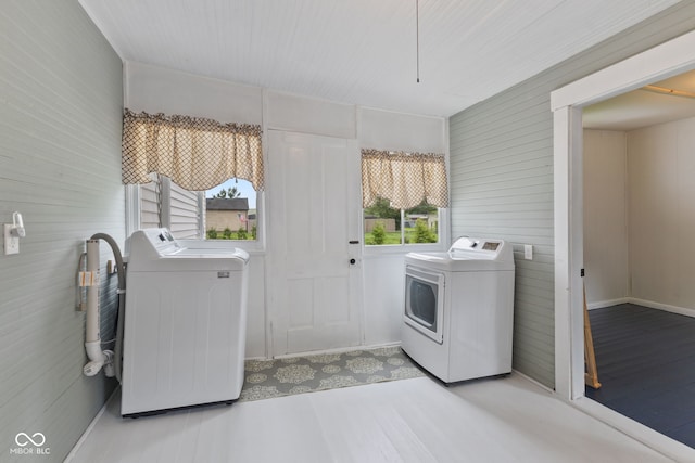 211 N County Line Rd, In, IN 47272 - laundry room featuring washing machine and clothes dryer and wood finished floors