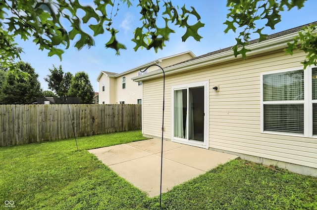 2253 Bridlewood Dr, Franklin, IN 46131 - back of property with a patio area