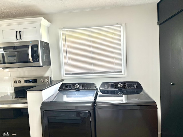 405 E Cowing Dr, Muncie, IN 47303 - washroom featuring washing machine and clothes dryer and a textured ceiling
