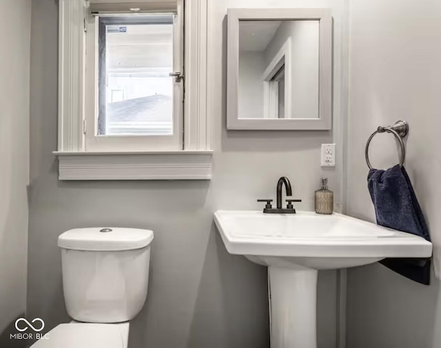 215 E 15th St, Indianapolis, IN 46202 - half bath featuring toilet and a sink