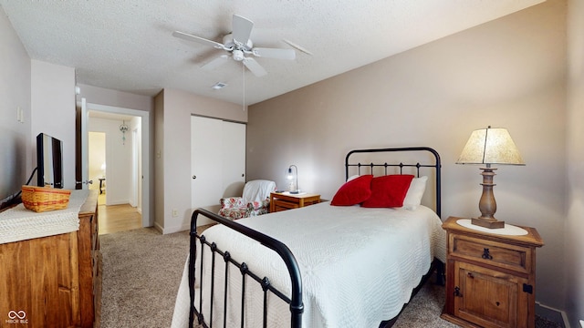 6816 Minnow Dr, Indianapolis, IN 46237 - bedroom featuring light colored carpet, a closet, a textured ceiling, and a ceiling fan