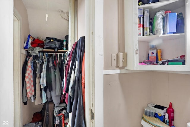 315 N High St, Hartford City, IN 47348 - view of closet