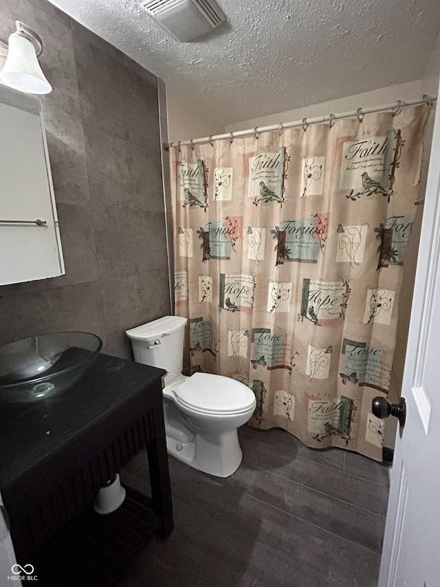 3525 Valley Lake Dr, Indianapolis, IN 46227 - bathroom featuring wood finished floors, a textured ceiling, vanity, and a shower with shower curtain