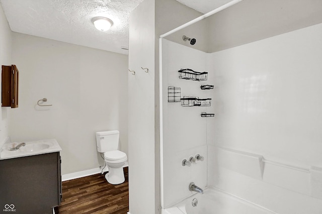 1418 W 5th St, Anderson, IN 46016 - full bath featuring wood finished floors, shower / washtub combination, vanity, and a textured ceiling