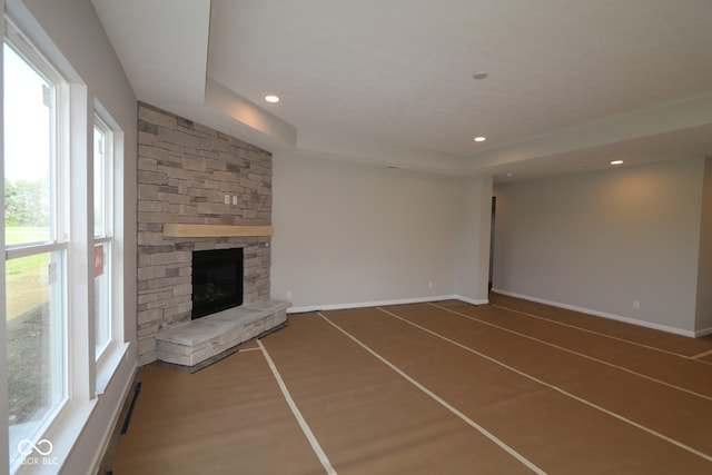 10424 Oak Bend Blvd, Indianapolis, IN 46239 - unfurnished living room with plenty of natural light, a fireplace, recessed lighting, and a tray ceiling