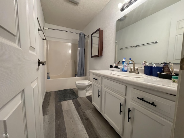 1503 Quinlan Ct, Indianapolis, IN 46217 - bathroom featuring wood finished floors, vanity, shower / bath combo, and a textured ceiling